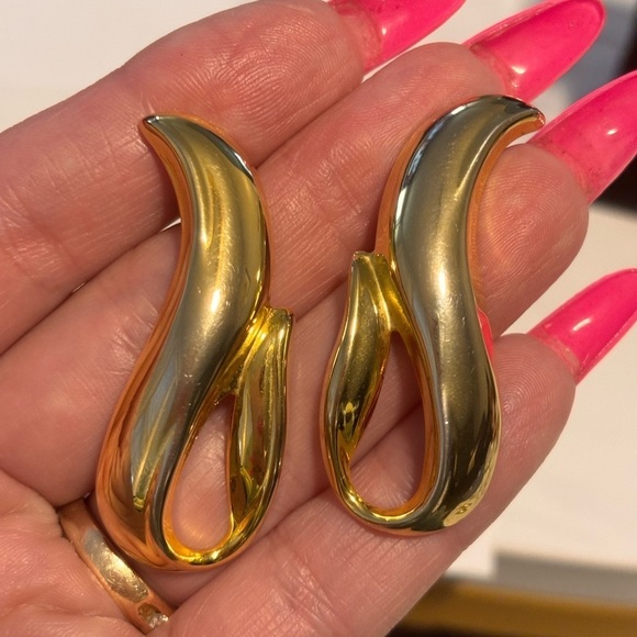 Retro vintage large gold tone pierced earrings - Picture 5 of 7